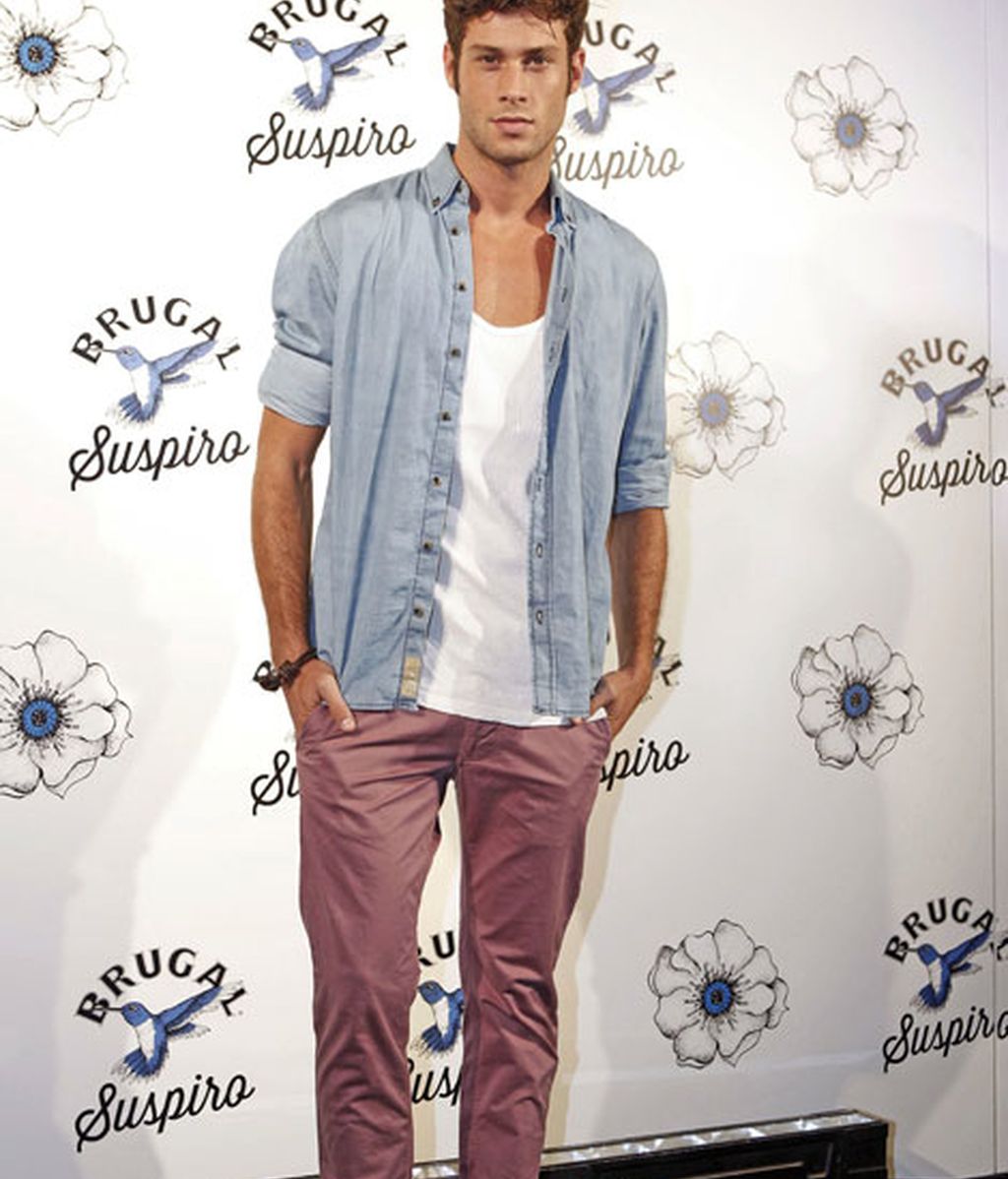 José Lamuño, con camisa vaquera desabrochada y pantalones rosas