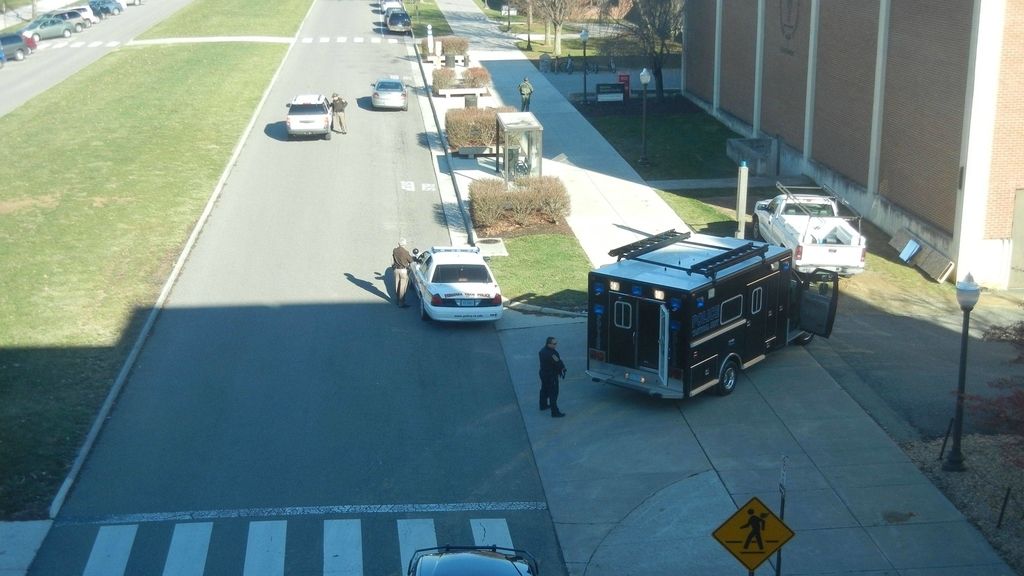 Lugar en que ocurrió el tiroteo en la Universidad Técnica de Virginia, en el que han muerto dos personas, entre ellos un policía.