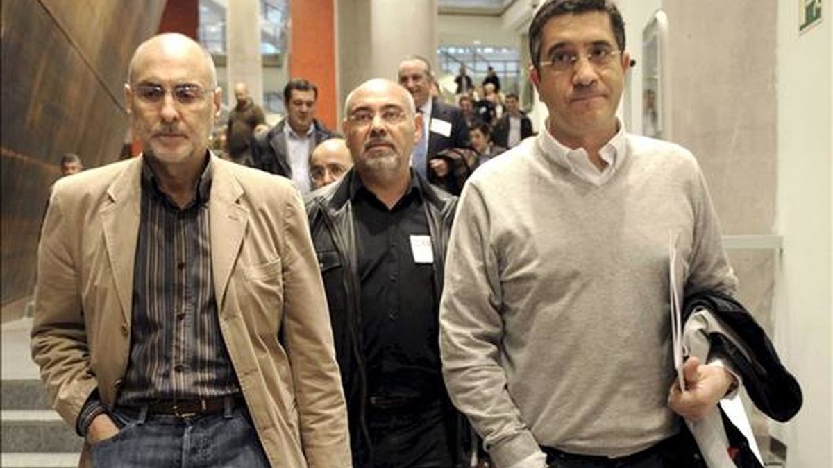 El secretario general y candidato a lehendakari del PSE-EE, Patxi López (d), junto a Antonio Pastor (c) y Rodolfo Ares a su llegada el sábado al Comité Nacional de los socialistas vascos. EFE