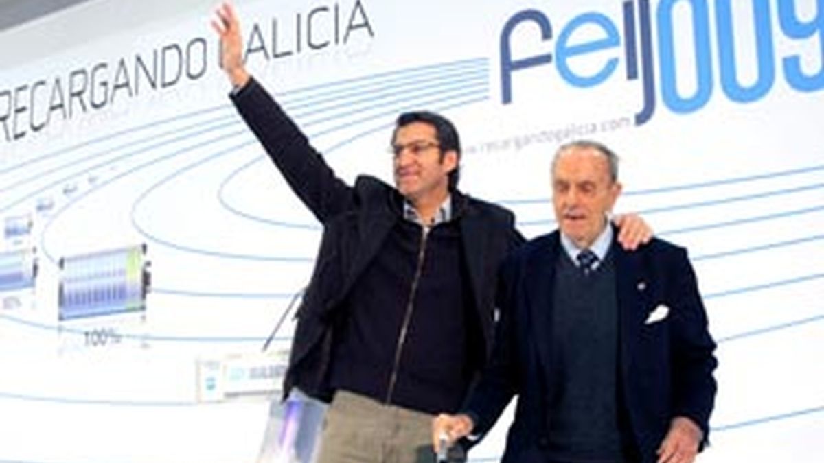 El presidente del PP de Galicia, Alberto Núñez Feijoo junto a Manuel Fraga que lo ha acompañado en Lalín en un mitin de precampaña para las elecciones gallegas.Foto: EFE.