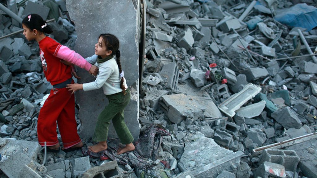 Israel aumenta su ataque por tierra y mar contra Gaza