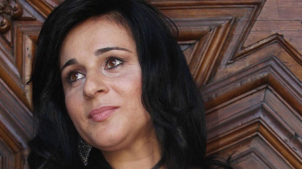 Ana María Aldón se mostró muy emocionada a la salida de la iglesia