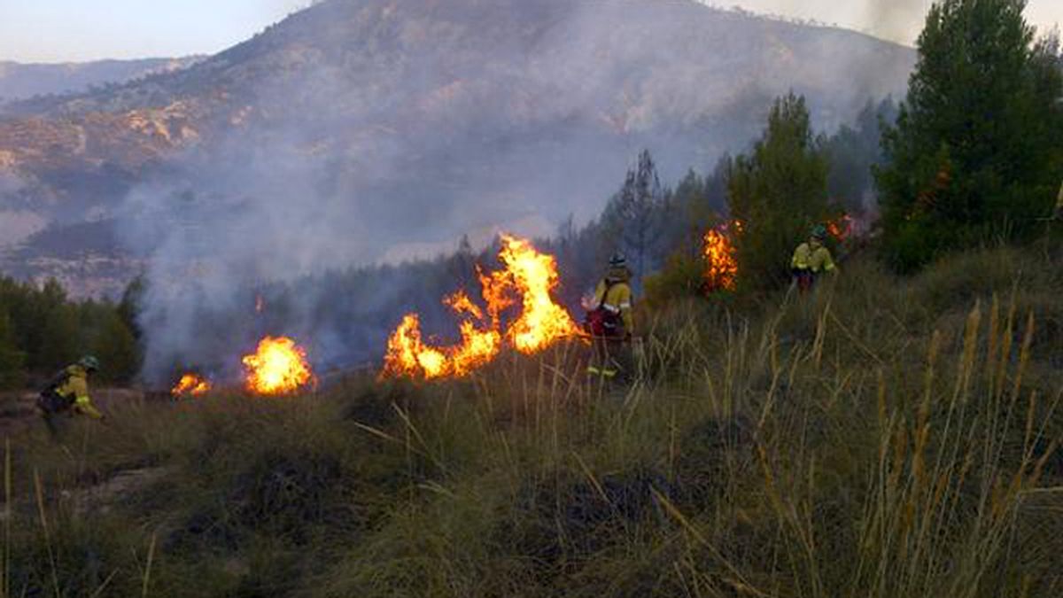 Más de 500 operativos trabajan en el incendio forestal de Quesada, en Jaén