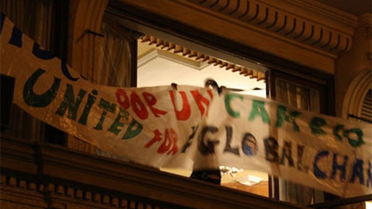 Pancarta que cuelga de la fachada del Hotel Madrid, okupado tras la manifestación indignada en la capital