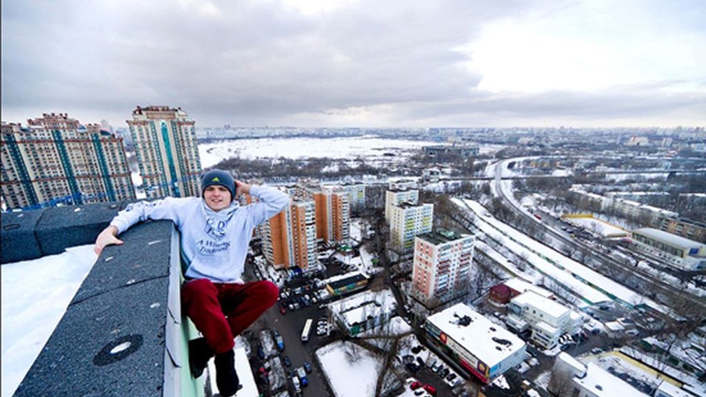 El Spiderman humano observa el mundo desde las alturas