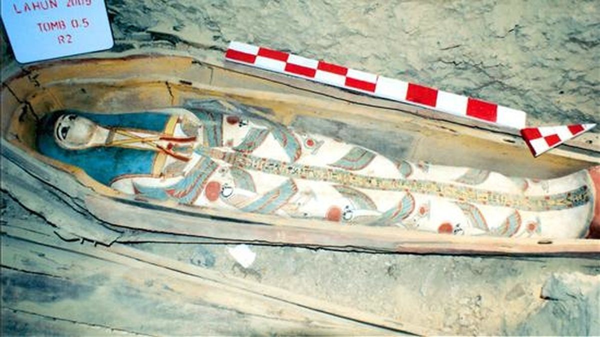 Foto sin fechar facilitada hoy por el Consejo Supremo de Antigüedades (CSP) de Egipto, que muestra un sarcófago de madera que contiene una momia que vivió durante la dinastía XXII (931-725 a. C.) en Faiyum, Egipto. El hallazgo fue realizado por una misión egipcia. EFE