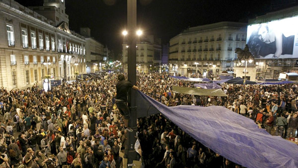 Miles de personas se manifestan en la Puerta del Sol.