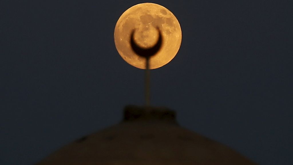 La ‘superluna’ vista desde una mezquita en Wadi El-Rayan Lake, Egipto
