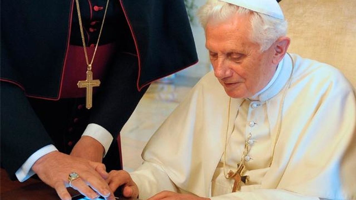 Imagen de archivo del Papa con un iPad