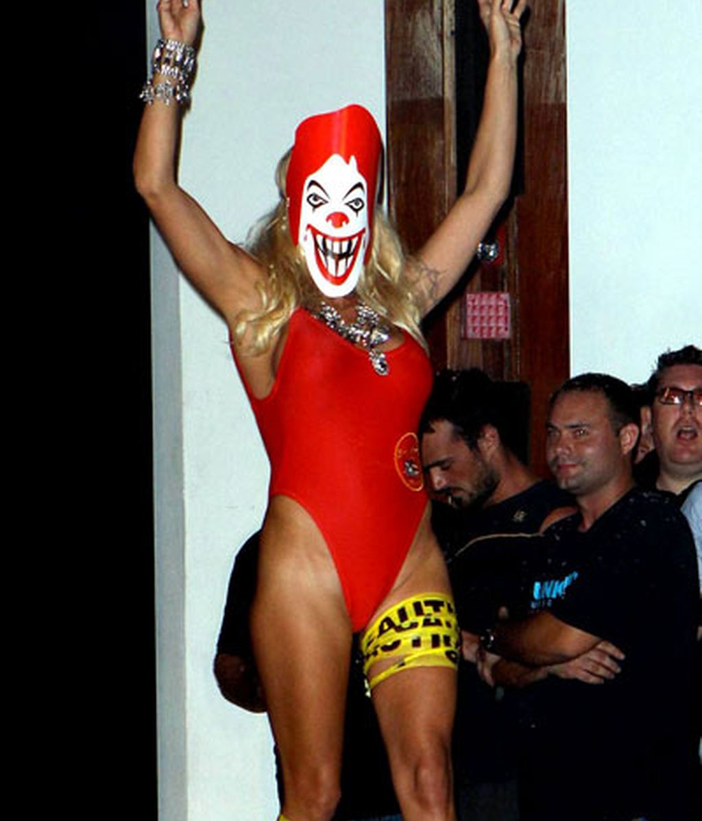 Pamela Anderson reaparece con el bañador rojo
