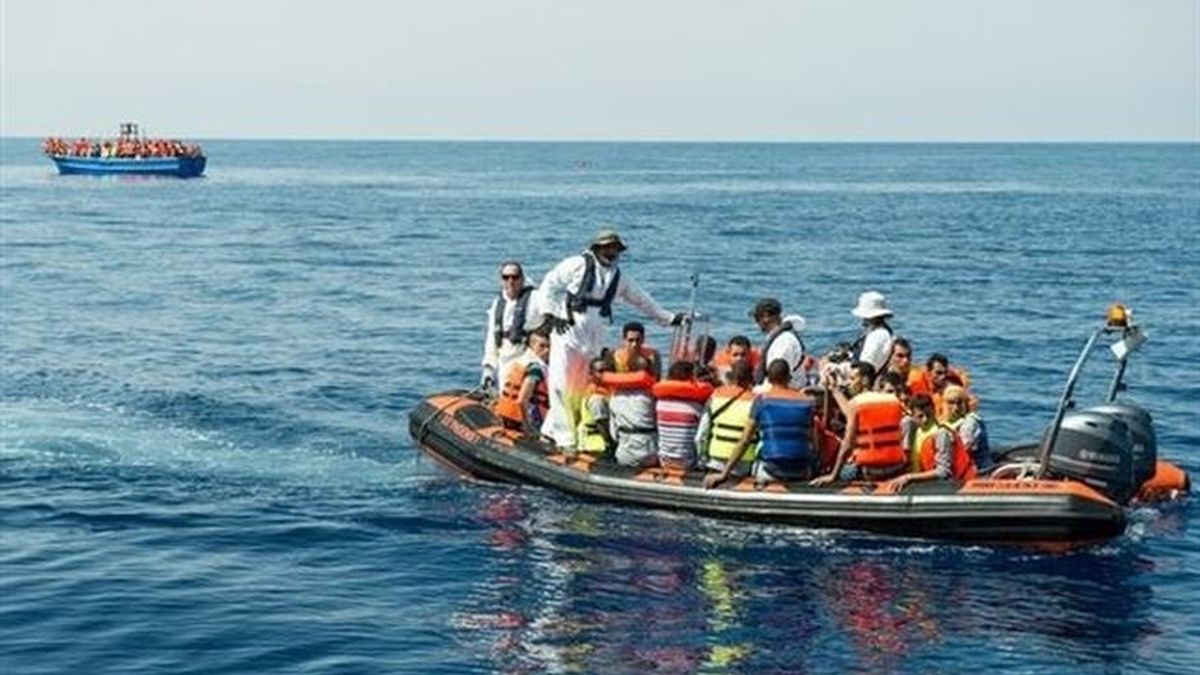 El barco 'Phoenix' de Médicos sin Fronteras rescata a 201 personas en el Mediterráneo