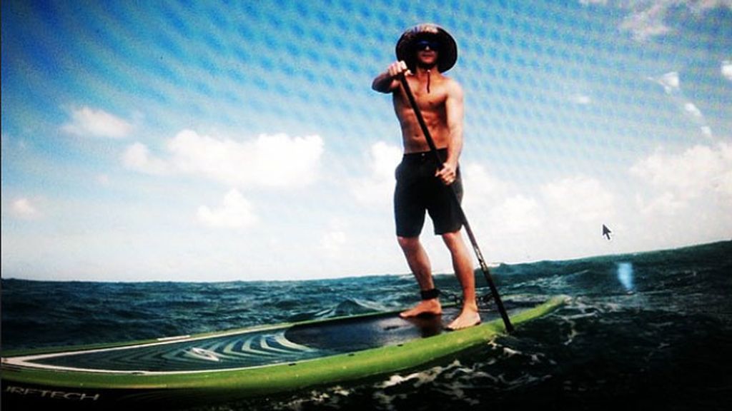 En Hawai también aprovecha para practicar el paddle surf