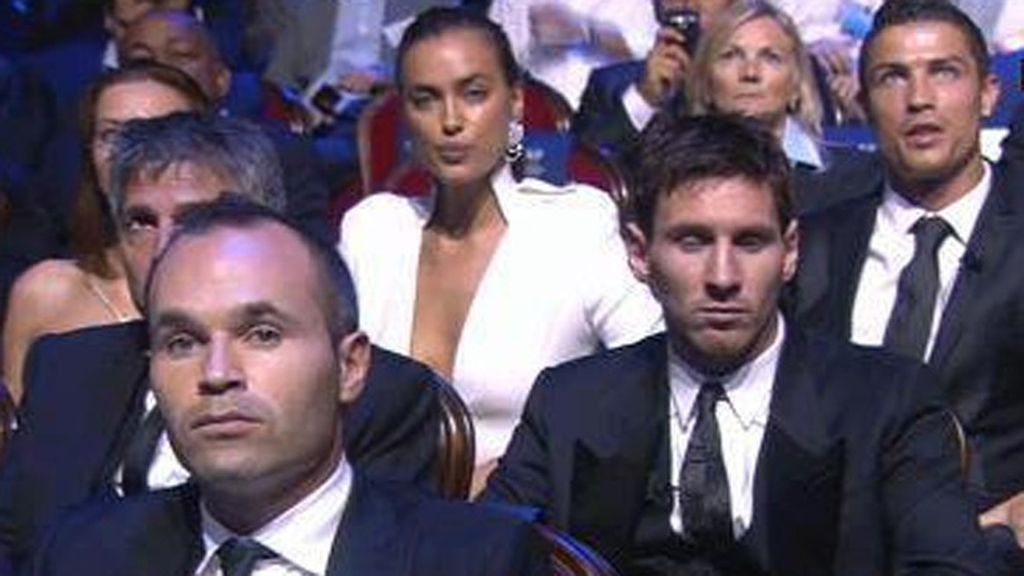 Cristiano reaparece con una súper escotada Irina y da un recital de caritas largas