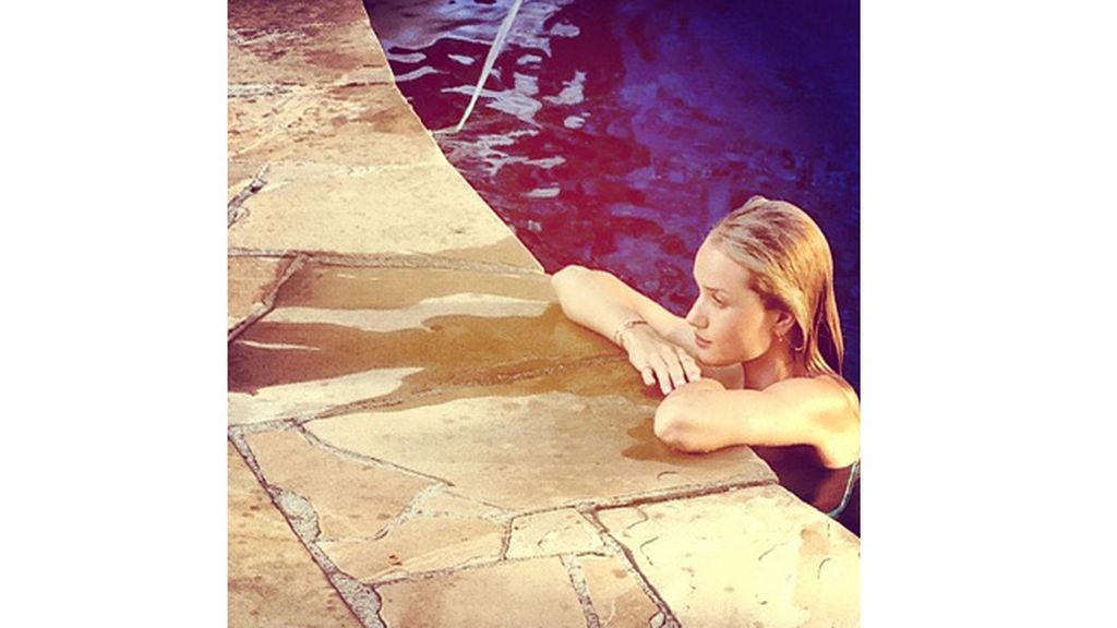 Rosie Huntington relajada en la piscina