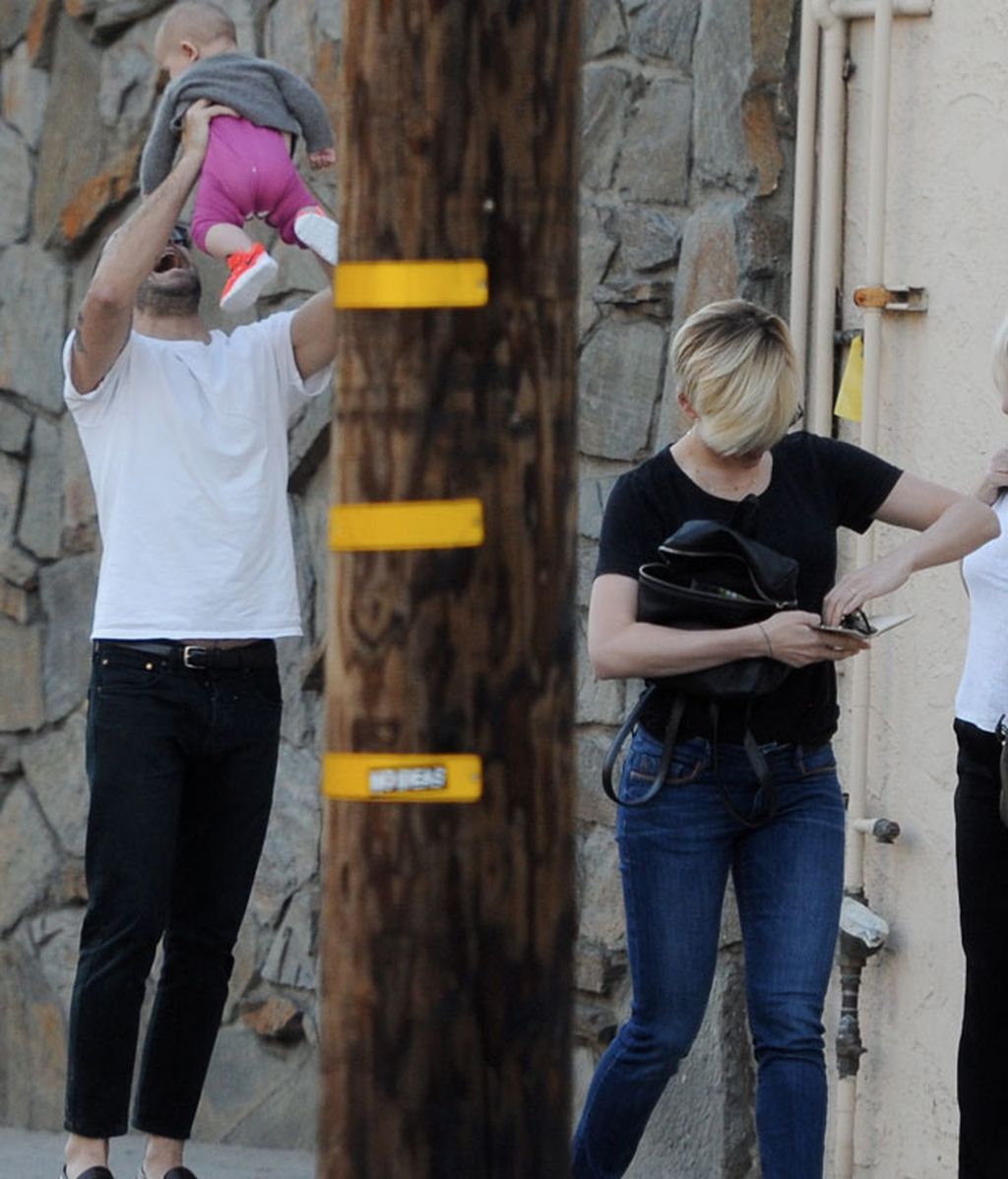 Fue Romain Dauriac quien llevó a su hija en brazos durante el paseo