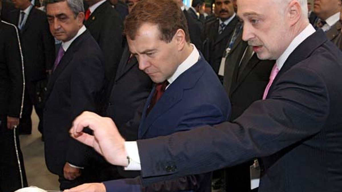 El presidente ruso, Dmitri Medvéved, observa uno de los objetos expuestos en el Foro Económico Internacional de San Petersburgo. Foto: EFE