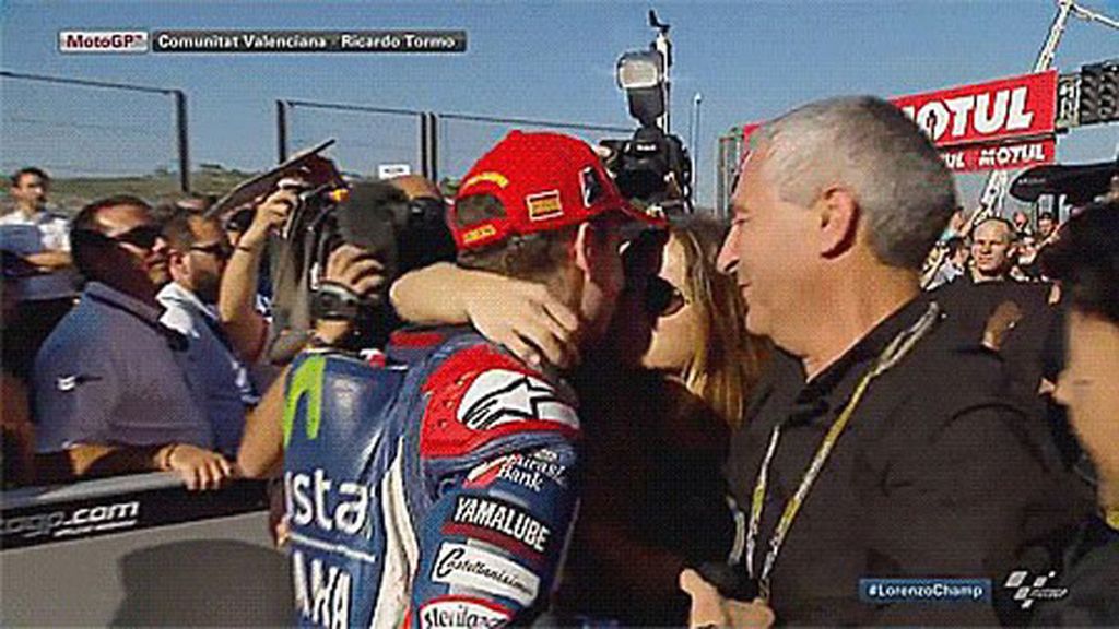 Al más puro estilo Iker Casillas con Sara Carbonero, ésta fue la escena en Cheste