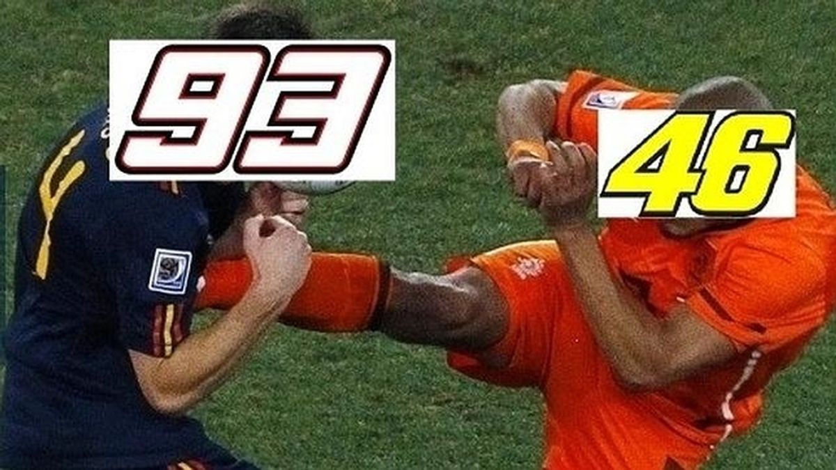 Meme de la patada de Rossi a Márquez