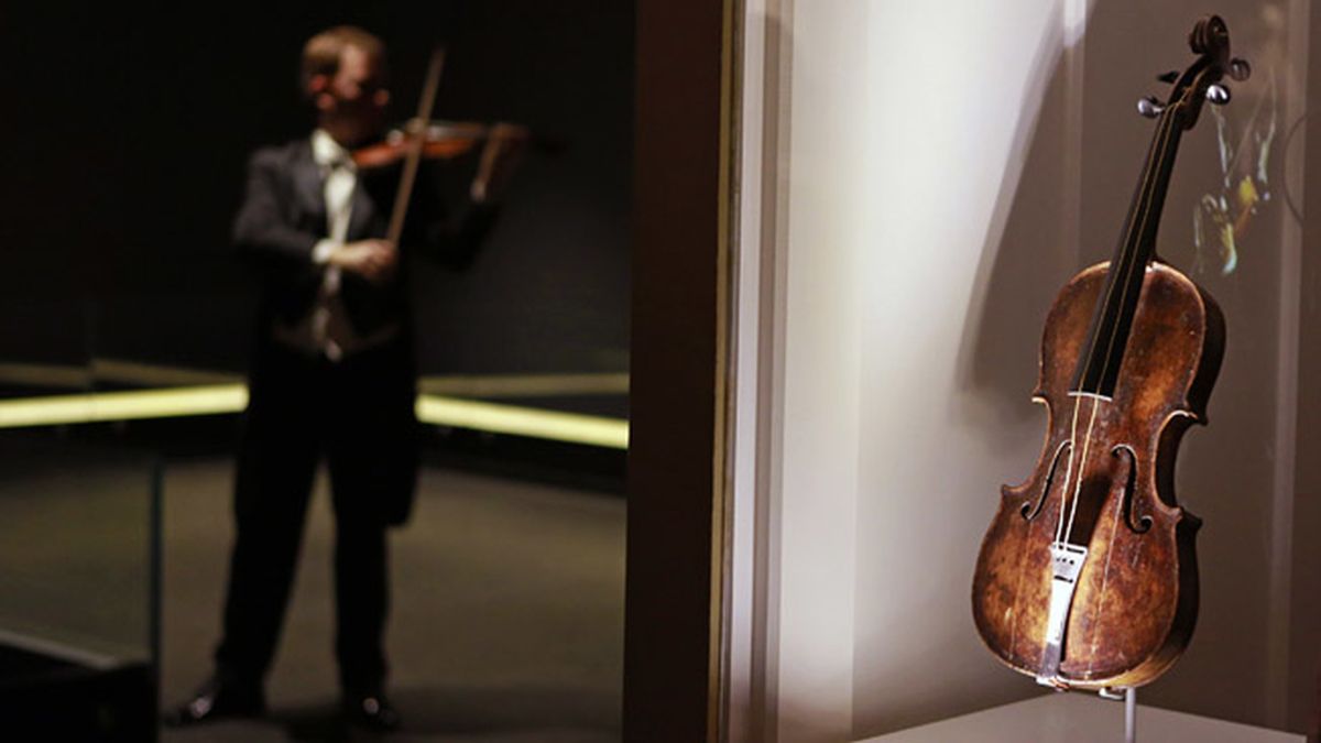 Subastan el violín que amenizaba en el 'Titanic"por más de un millón de euros