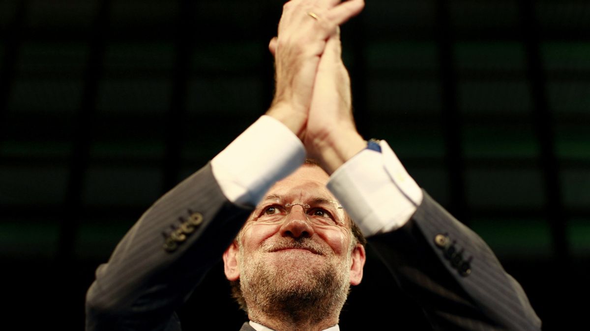 El presidente nacional del PP, Mariano Rajoy, aplaude tras su intervención en la clausura de la Convención Nacional del PP