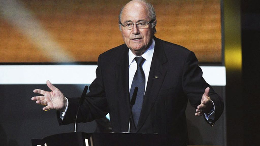 El presidente de la FIFA Joseph Blatter da el discurso inaugural de la gala del Balón de Oro celebrada en Zúrich