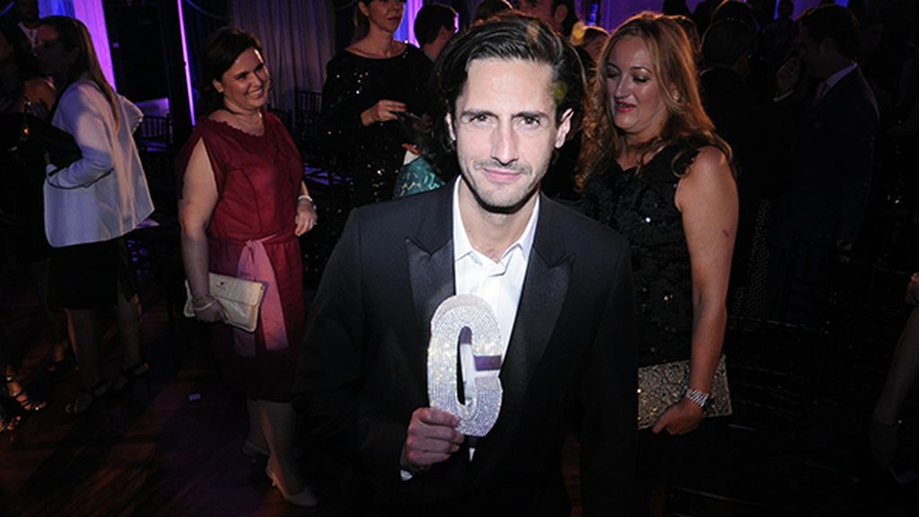 Juan Diego Botto posando con premio al mejor intérprete masculino de cine