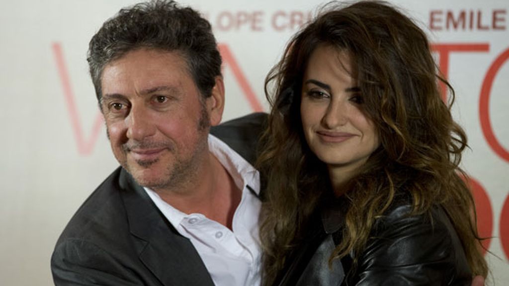 Trench de cuero negro en la rueda de prensa y vestido azul cielo para la première