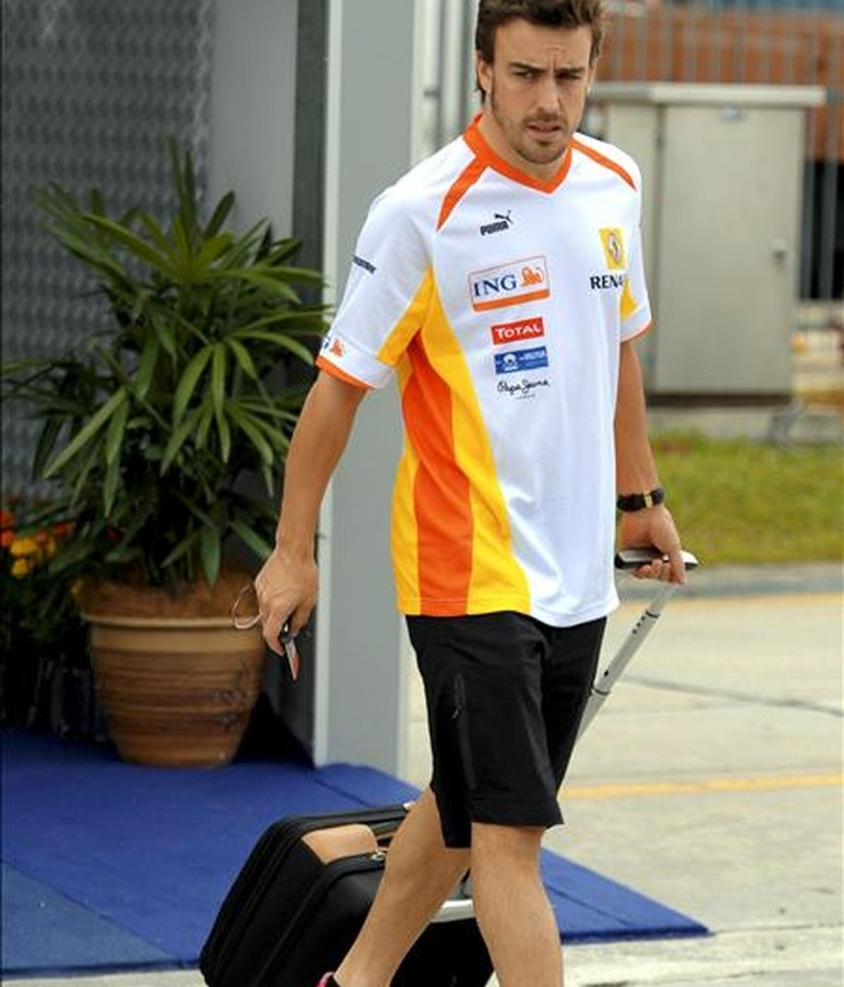 El piloto de Fórmula Uno Fernando Alonso llega al circuito de Sepang, hoy a las afueras de Kuala Lumpur (Malasia). EFE