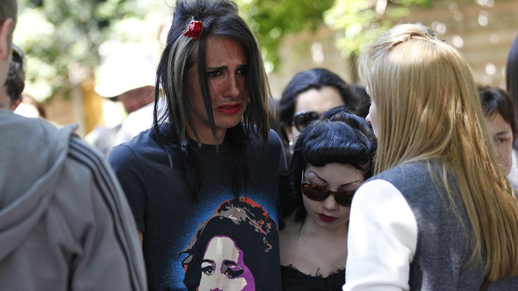 Velas, flores y mensajes para Amy Winehouse