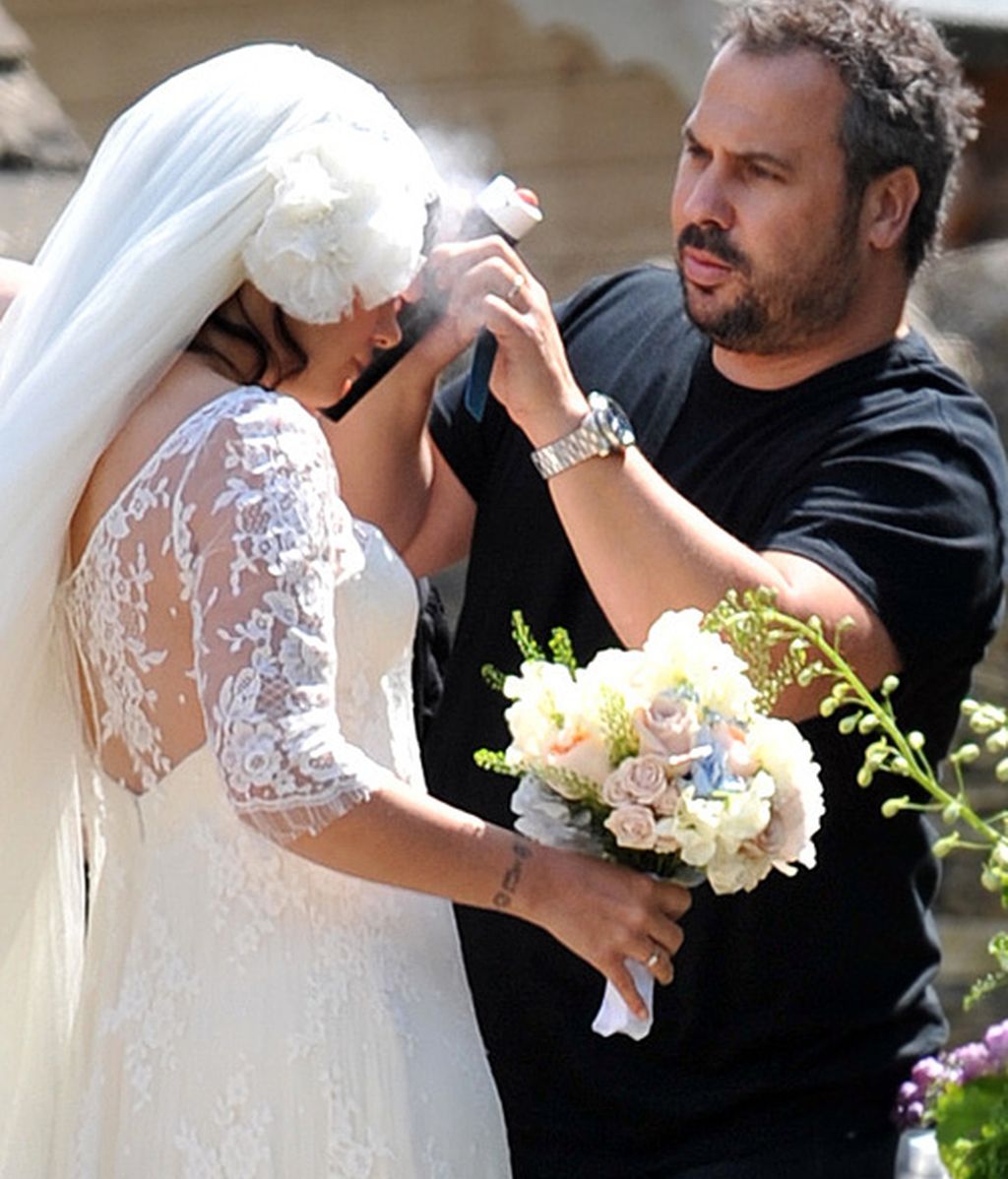 Lily Allen, boda con bombo en mitad del campo