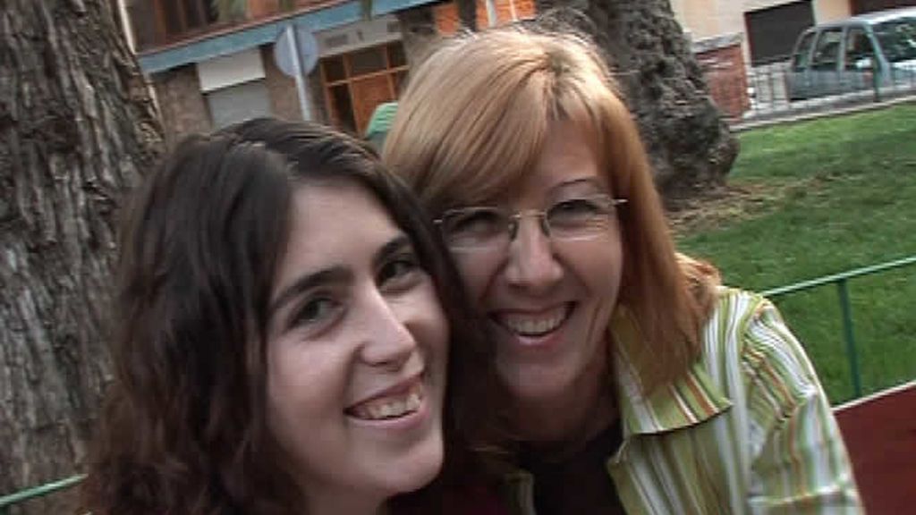 Una pareja de lesbianas sonríe a cámara