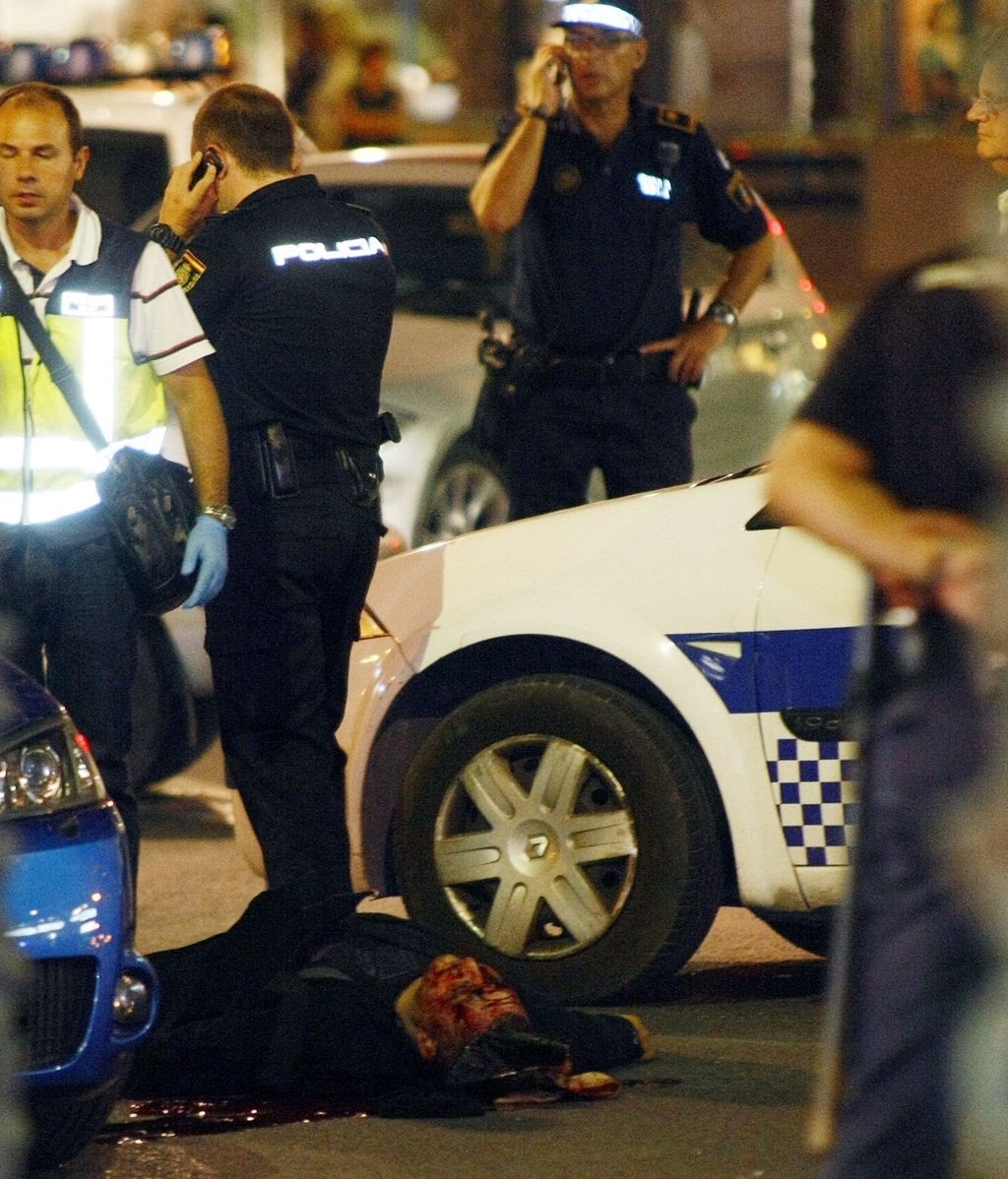 El cuerpo sin vida de uno de los atracadores a una joyería, en una calle de Alicante. Foto: Efe.