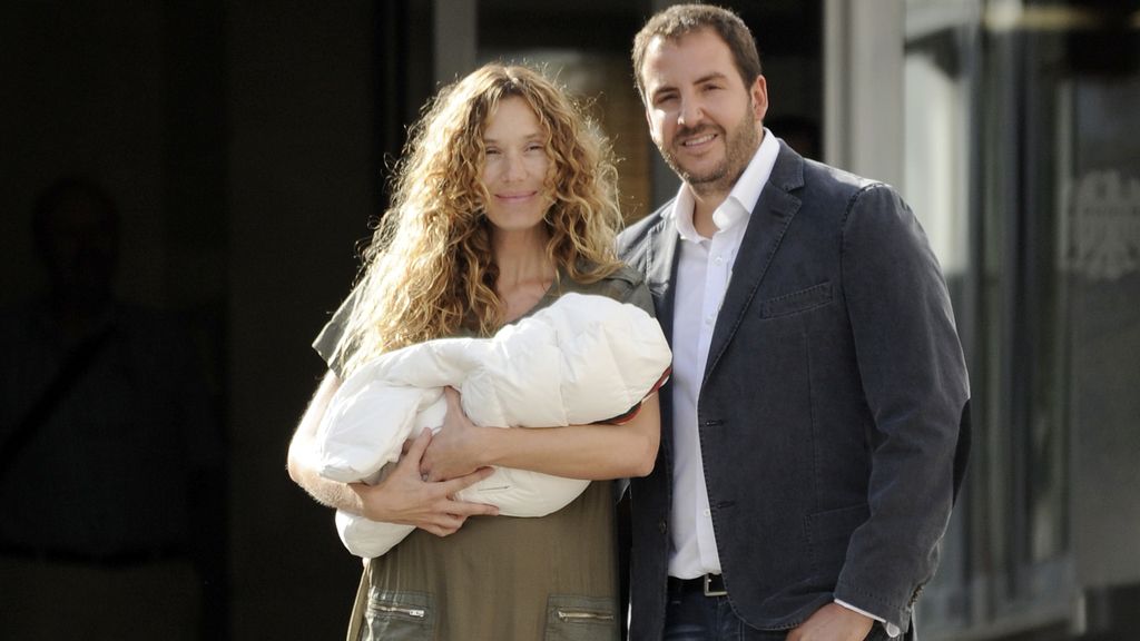 Blanca Cuesta y Borja Thyssen abandonan el hospital con su hijo Enzo