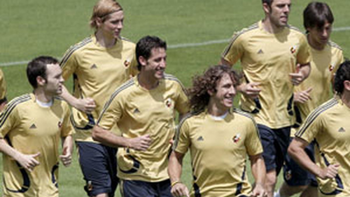Los jugadores de la seleccion española de fútbol, durante el entrenamiento que realizaron este viernes en el estadio Franz Horr de Viena. Foto: EFE.