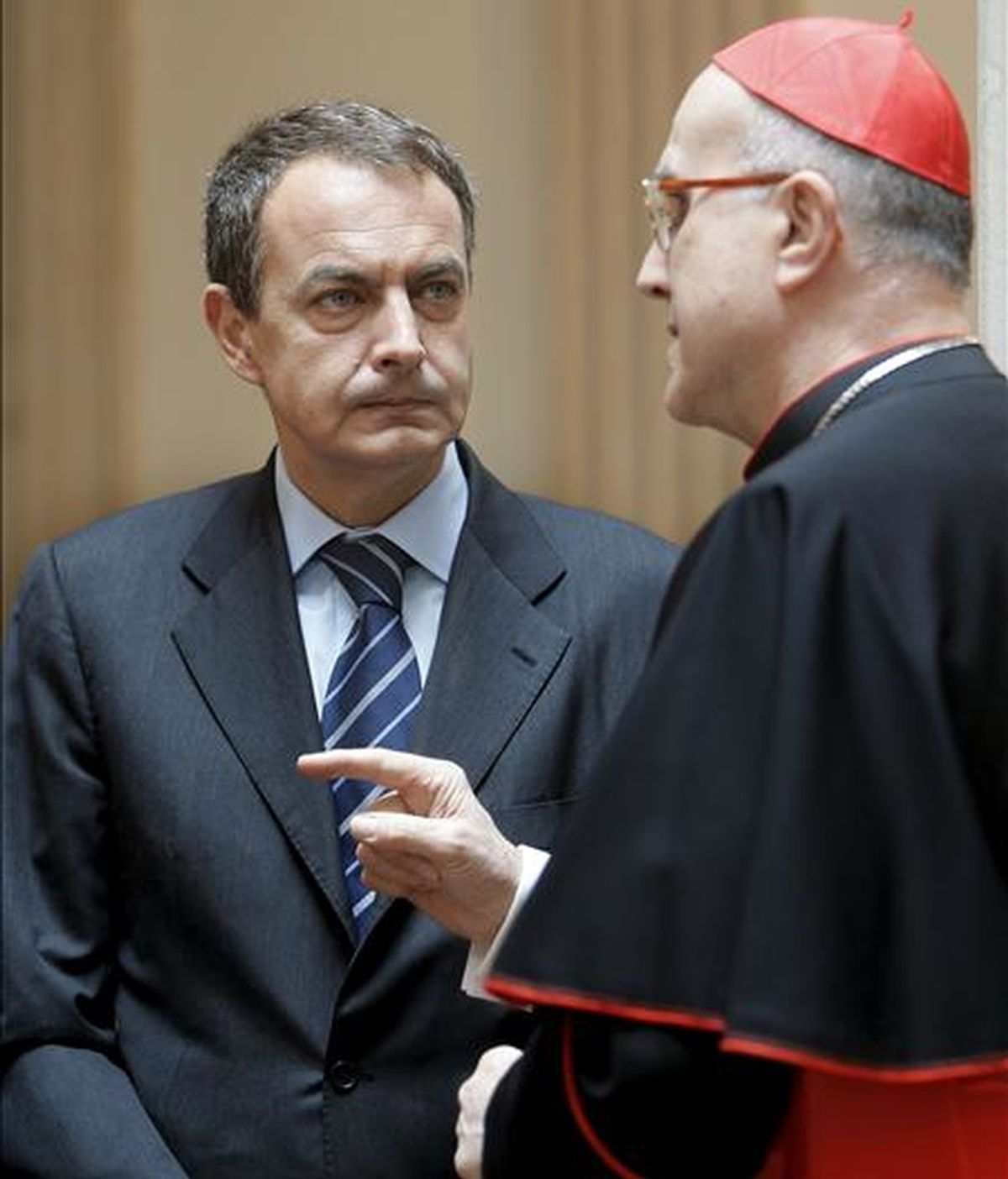 El secretario de Estado del Vaticano, Tarcisio Bertone conversa con José Luis Rodríguez Zapatero. Foto:EFE