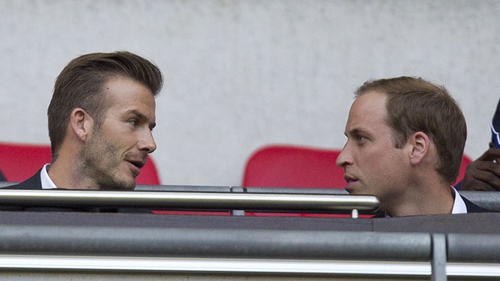 David Beckham y el príncipe Guillermo, apoyando a la selección británica