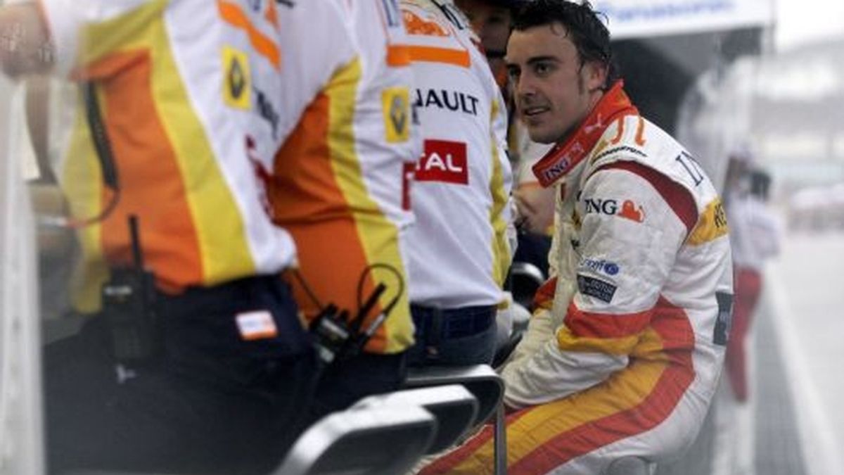 Alonso, en el muro de Renault esperando a que se tomara una decisión respecto a la carrera. FOTO: EFE.