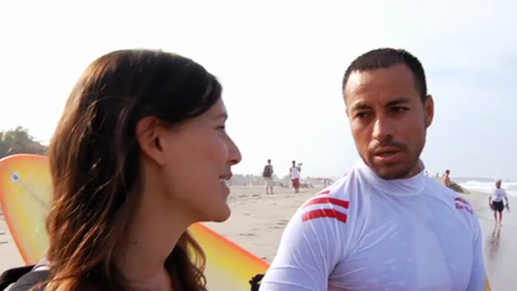 Adela Úcar y un surfista mexicano