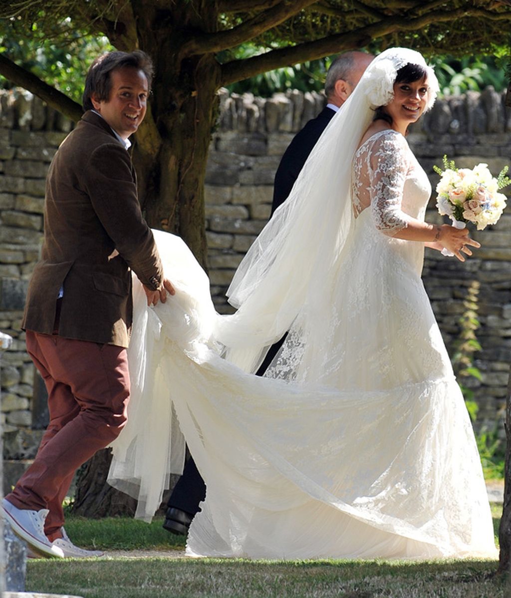 Lily Allen, boda con bombo en mitad del campo