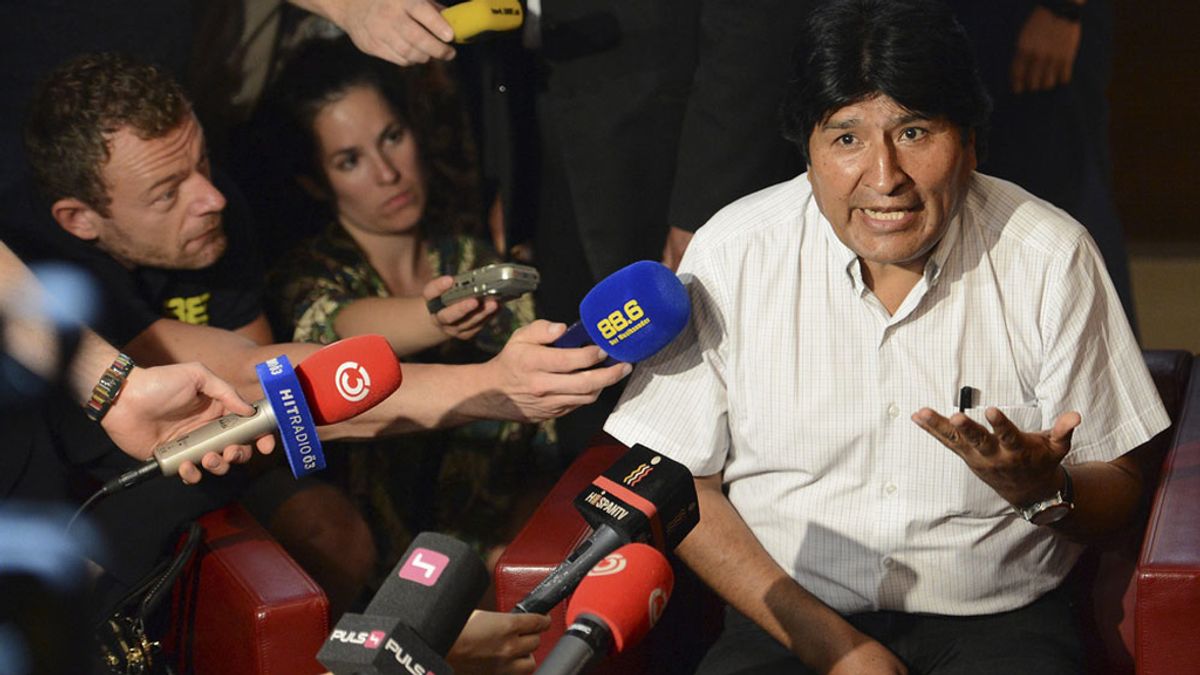Evo Morales antiende a los medios en el aeropuerto de Viena