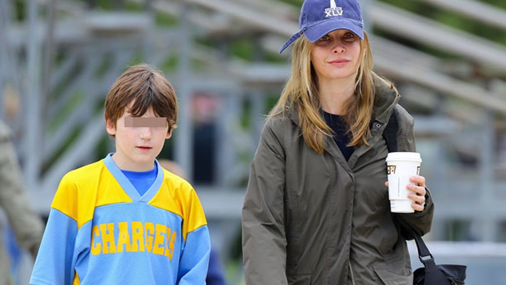 Calista adoptó al pequeño Liam en 2001; la actriz comenzó con Ford en 2004