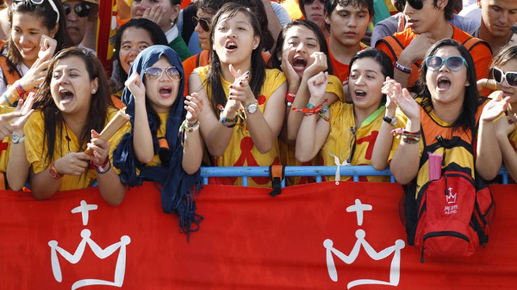 Multitudes ante el paso del Papa