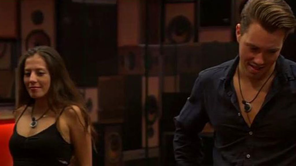 Tras conocerse su secreto, la pareja disfruta de su noche de bodas