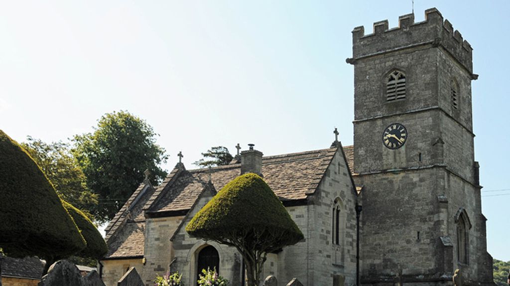 Lily Allen, boda con bombo en mitad del campo