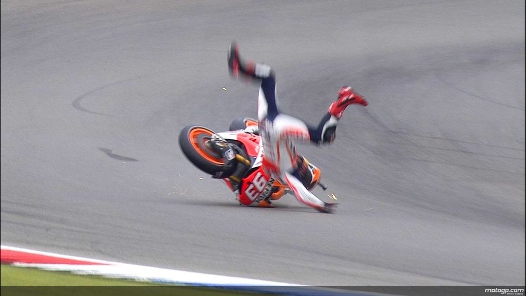 Aparatosa caída de Marc Márquez en los libres de Assen