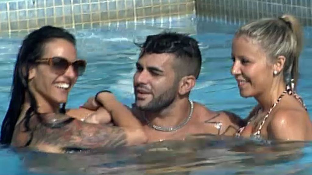 Javier conoce a sus chicas en la piscina (y en la cama)