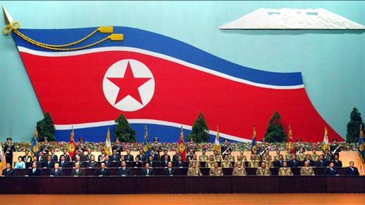 Antiguos oficiales de Corea del Norte celebran hoy una reunión nacional en la casa de la cultura 25 de Abril, en Pyongyang (Corea del Norte), para conmemorar el 16 aniversario de la elección del lider Kim Jong-il como presidente de la Comisión Nacional de Defensa (NDC), el máximo cargo gubernamental del país. EFE