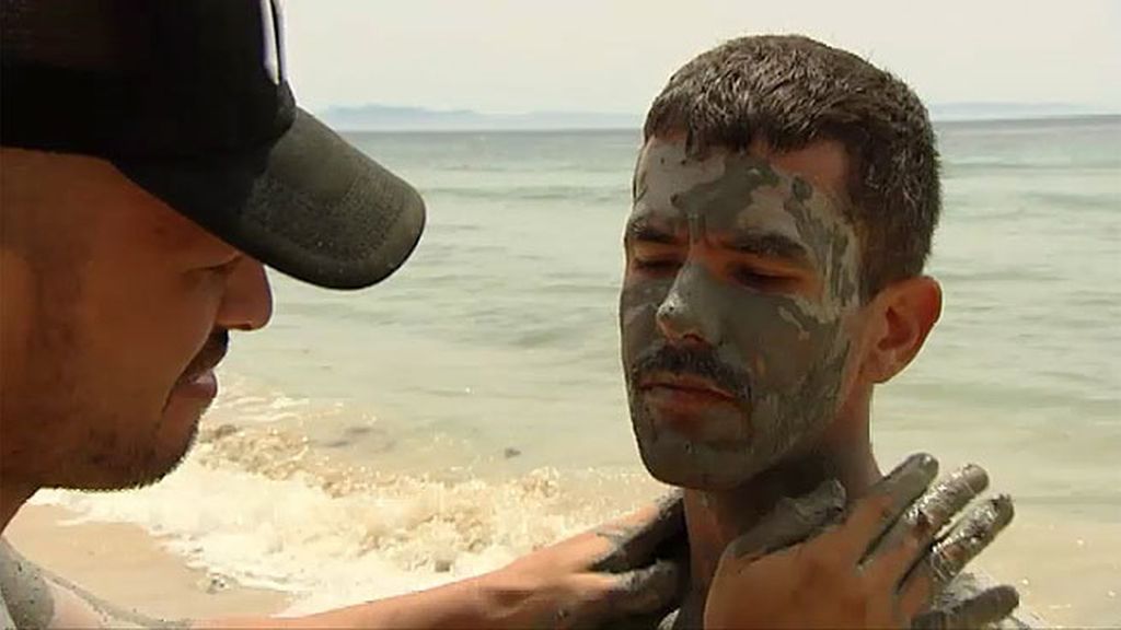 Manu aprovecha el barro para acercarse al soltero