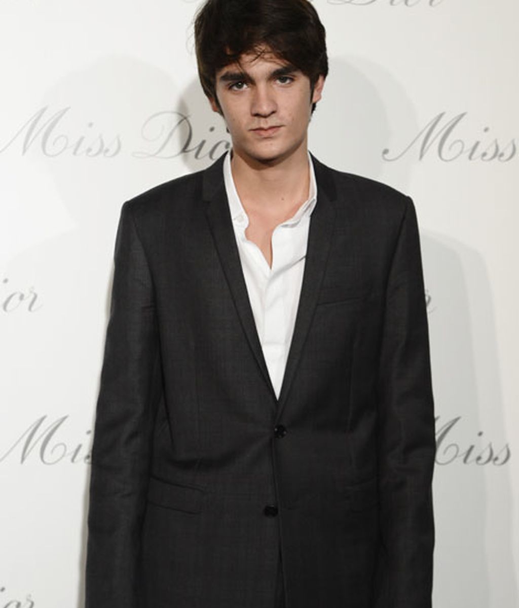 Fabien Delon, con traje gris