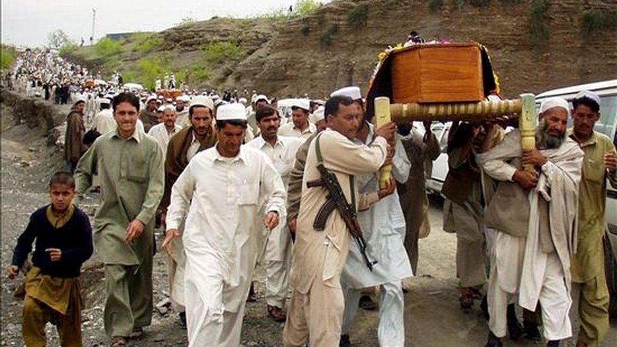Una multitud de personas asisten al funeral por las víctimas del atentado suicida registrado ayer contra una mezquita en la localidad paquistaní de Jamrud, en la región tribal paquistaní de Khyber, fronteriza con Afganistán, hoy. EFE